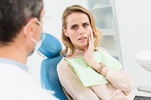 Concerned patient telling dentist about her painful toothache